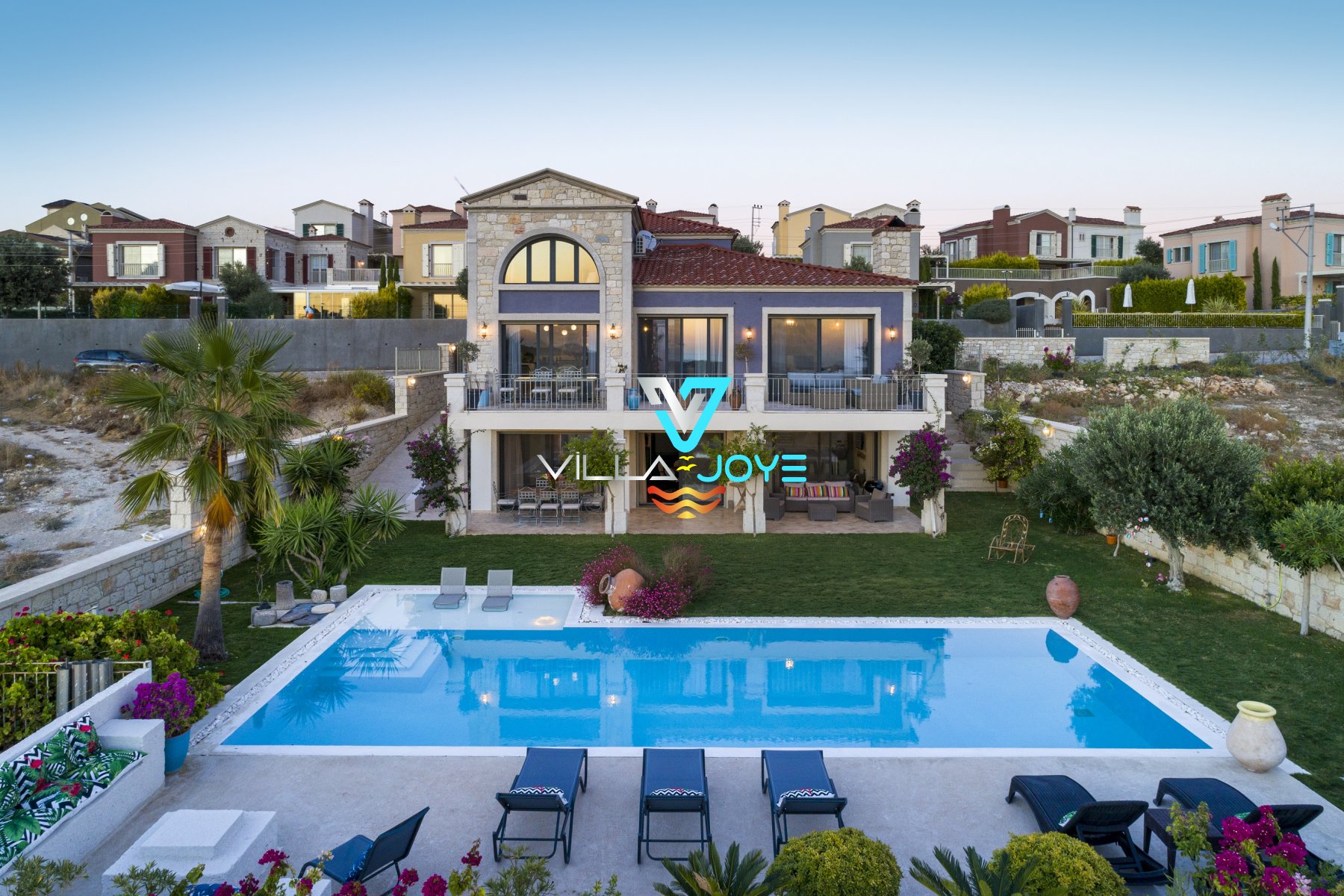 İzmir, Çeşme'de 7 Odalı, 7 Banyolu, 12 Kişiye Kadar Konaklamalı, Kiralık Villa - No: 195