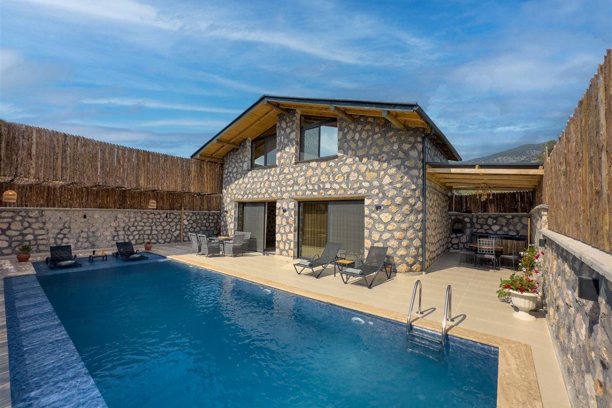 Antalya, Kalkan'da 2 Odalı, 2 Banyolu, 4 Kişiye Kadar Konaklamalı Kiralık Tatil Evi - No: 379