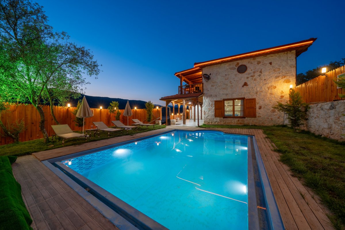 Antalya, Kaş'ta, 4 Odalı, 4 Banyolu, 8 Kişiye Kadar Konaklamalı Kiralık Tatil Evi - No: 455