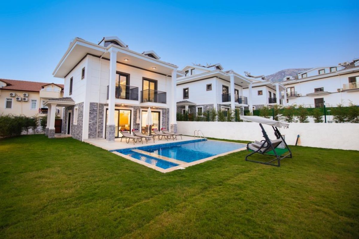 Muğla, Fethiye'de 4 Odalı, 3 Banyolu, 9 Kişiye Kadar Konaklamalı Kiralık Tatil Evi - No: 498