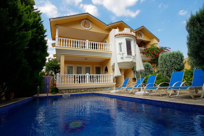 Muğla, Dalyan'da 5 Odalı, 4 Banyolu, 11 Kişiye Kadar Konaklamalı Kiralık Villa - No:72